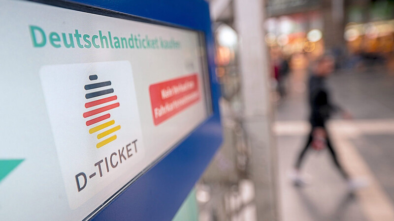 Mit dem 49 Euro teuren Deutschlandticket bundesweit mobil im Nah- und Regionalverkehr: Was die Kunden freut, sorgt bei den Verkehrsunternehmen für einen erheblichen Mehraufwand. (Symbolfoto)