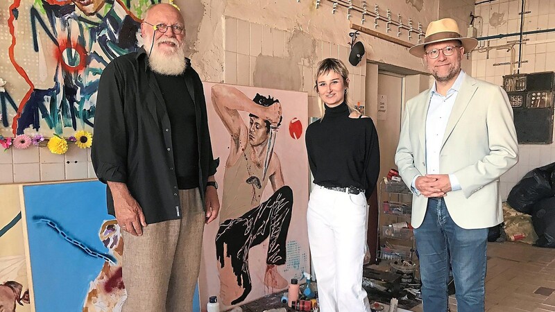 Prof. Dr. Carl Christian Beckmann (rechts) und GBK-Vorsitzender Erich Gruber (links) freuen sich darüber, mit Barbara Muhr eine herausragende Künstlerin auf Gut Eglsee zu fördern.