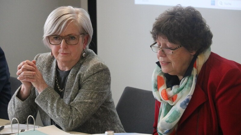 Regens Landrätin Rita Röhrl (l.) und Maria Sommerer von der Regierung von Niederbayern informierten am Mittwochnachmittag im Schul- und Kulturausschuss über die diskutierte Schulsprengeländerung.