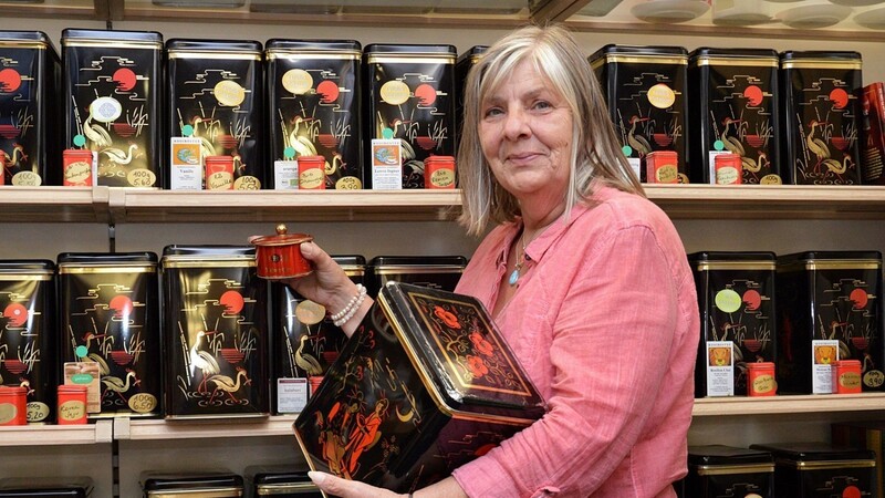 Ingrid Grasmeier und ihre geliebten schwarzen Teedosen.