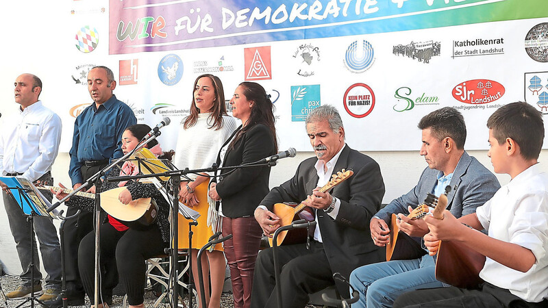 Der Alevitische Kulturverein spielte zur Eröffnung der Interkulturellen Wochen.