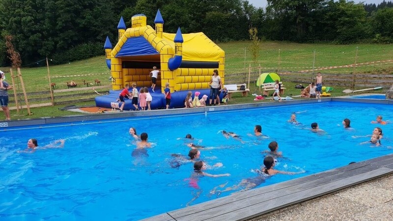 Kinder und Jugendliche bei den letztjährigen Wasserspielen und in der Hüpfburg. Beides wird es auch dieses Jahr wieder geben.