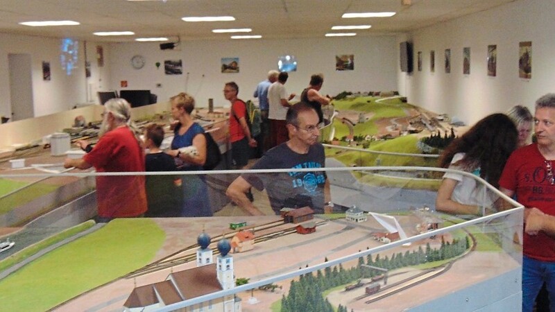 Franz Kolodziejczyk (r.) erläuterte den Besuchern die Modellbahnanlage.