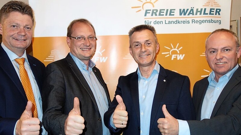 FW-Kreisverbandsvorsitzender Harald Stadler (links) sagt der FWG Pfatter mit Vorsitzendem Mario Schaffer (rechts), Bürgermeisterkandidaten Hans Biederer (2.v.re) und Vizevorsitzendem Christoph Ebner (2.v.li) die volle Unterstützung bei der Kommunalwahl 2020 zu.