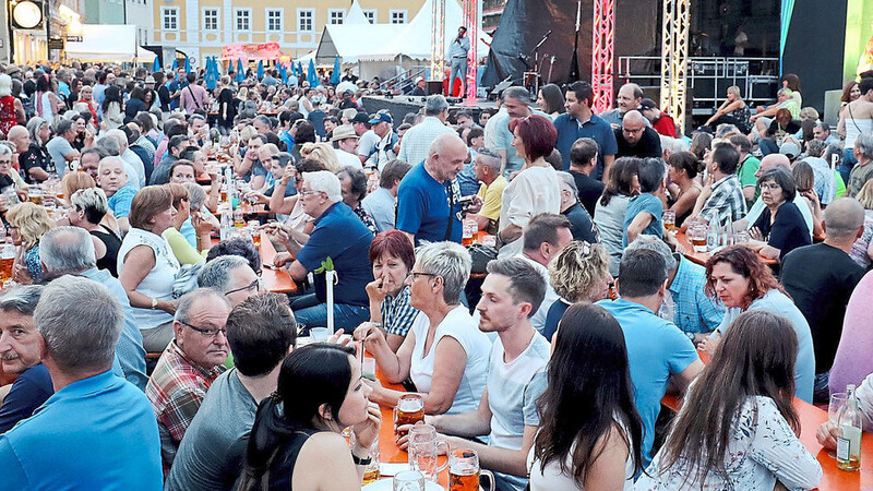 Die Bierbänke waren am Wochenende auf dem Bismarckplatz gut gefüllt.