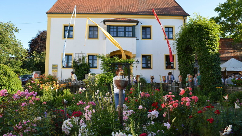 Das Schneider-Lenz-Anwesen besticht durch seine sommerliche Farbenpracht in Kombination mit liebevoll arrangierten Kunstwerken..