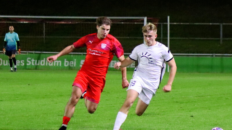 Straubings Alexander Knipf (in weiß) erzielte den Siegtreffer zum 1:0 seines Teams.