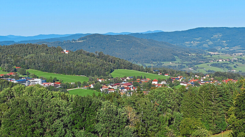 Blick von Wiesenfelden-Kesselboden (670 Meter) nach Westen über Teile des nördlichen Landkreises. Im Vordergrund die Ortschaft Pilgramsberg mit der Wallfahrtskirche St. Ursula.