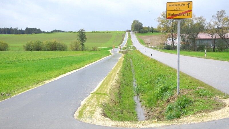 Der neue Radweg zwischen Hinterskirchen und Neufraunhofen wurde vor wenigen Tagen offiziell eingeweiht. Die Kosten dafür trug zum größten Teil der Landkreis, aber auch die Gemeinde wirkte an der Finanzierung mit.
