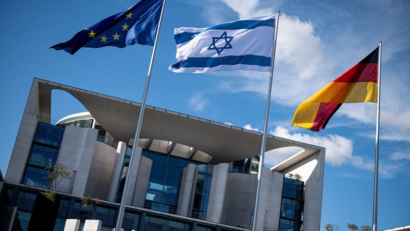 Die Flagge Israels weht am Sonntag neben der Europa- und Deutschlandflagge vor dem Bundeskanzleramt.