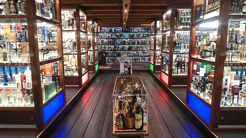 Über 13.000 Flaschen stehen in den Vitrinen des Whisky-Museums.
