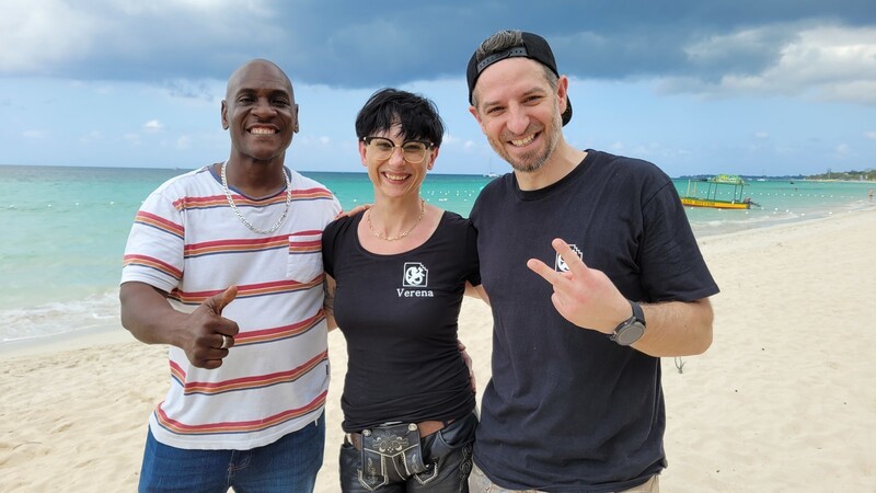 Von Straubing nach Jamaika: Die Austausch-Barkeeper Verena und Tom mit Bar-Chef Robert.