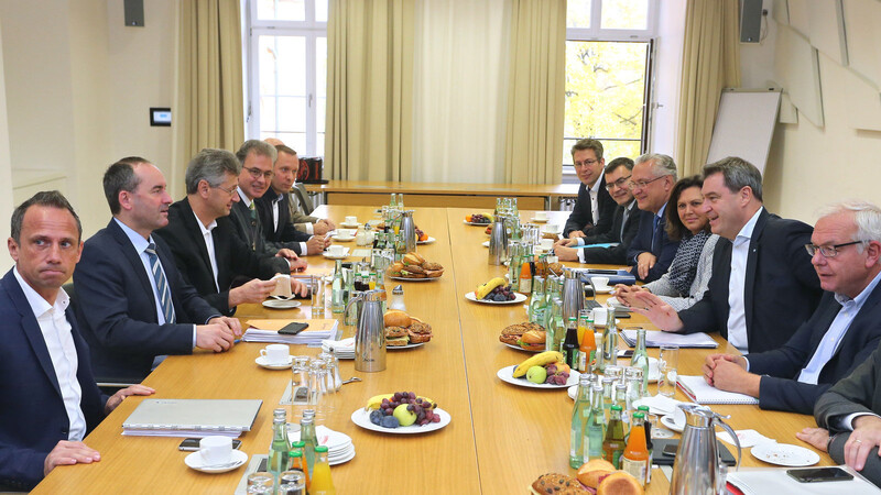 Saal 2 im Landtag: Hier haben 2018 die Koalitionsverhandlungen zwischen der CSU um Markus Söder (2. v. r.) und den Freien Wählern von Hubert Aiwanger (2. v. l.) stattgefunden. Auch heuer dürfte das Münchner Maximilianeum als neutraler Ort wieder Schauplatz der Gespräche sein.