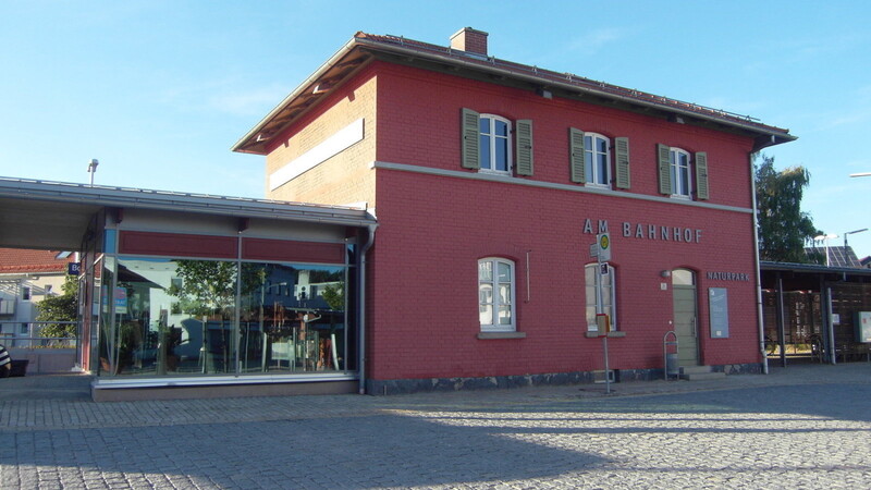 Bahnhof Bogen, Endstation der Gäubdodenbahn. Von hier soll ein Bus künftig Arbeitnehmer in die Industriegebiete von Bogen und Niederwinkling bringen.