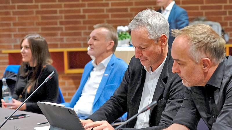 OB Markus Pannermayr analysiert die Hochrechnungen mit Stadtratskollege Andreas Fuchs (rechts), während Bezirkstagslistenkandidatin Julia Böckl und MdL Hans Ritt die Berichte auf der Leinwand verfolgen.