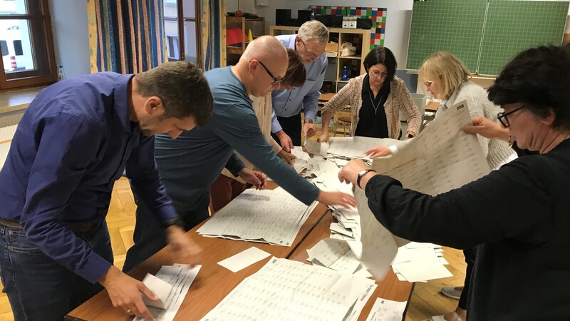 Stimmenauszählung im Wahllokal in der Schule St. Jakob.