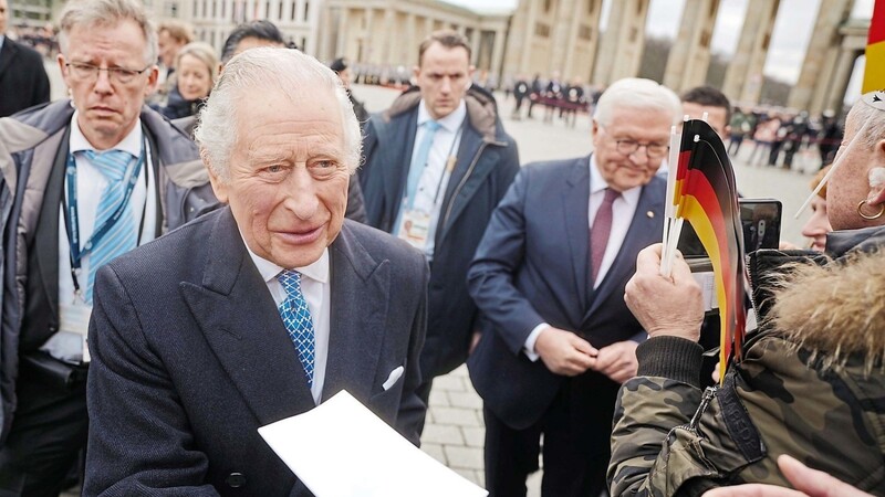 König Charles III. von Großbritannien (vorne l) begrüßt am Brandenburger Tor neben Bundespräsident Frank-Walter Steinmeier die Fans. Noch vor seiner Krönung im Mai 2023 besuchen der britische König und die Königsgemahlin für drei Tage Deutschland.