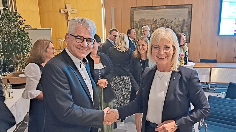 Sven Krage (Freie Wähler) gratulierte Ulrike Scharf (CSU) zum Direktmandat und hatte trotzdem allen Grund zum Lachen. Seine Partei konnte gegenüber 2018 um mehr als fünf Prozent zulegen.