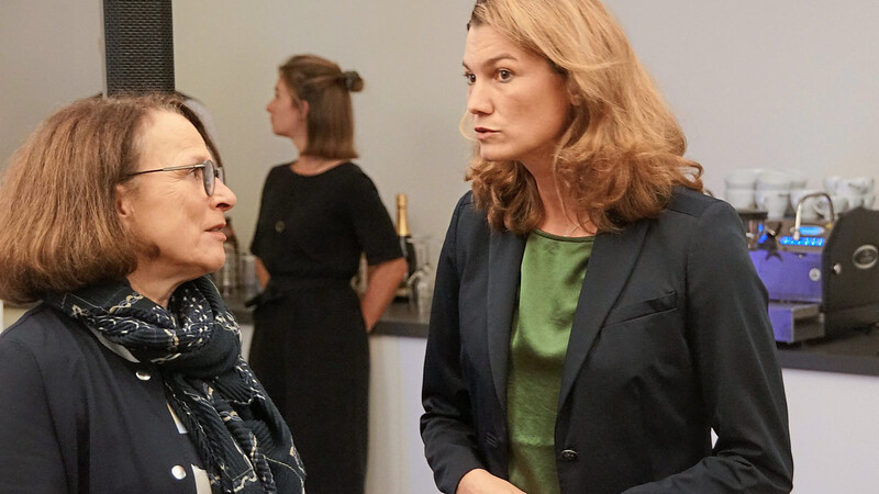 Einverstanden mit dem Abschneiden der Freien Wähler: Tanja Schweiger (rechts), hier mit der Regensburger Oberbürgermeisterin Gertrud Maltz-Schwarzfischer (SPD).