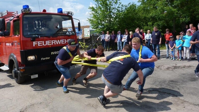 Welches Team zieht das Daberger Feuerwehrauto am weitesten? Diese Frage wurde am Sonntag beim Dorffest geklärt.