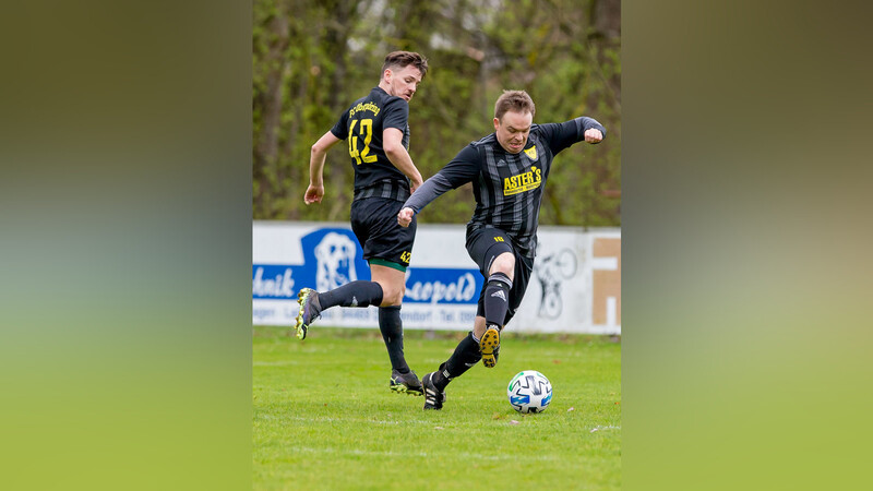 Mit seinem Treffer in der 84. Minute brachte Michael Skornia (vorne) den FC Oberpöring auf 1:2 heran, doch der TSV Abensberg hielt der Schlussoffensive des Aufsteigers stand.