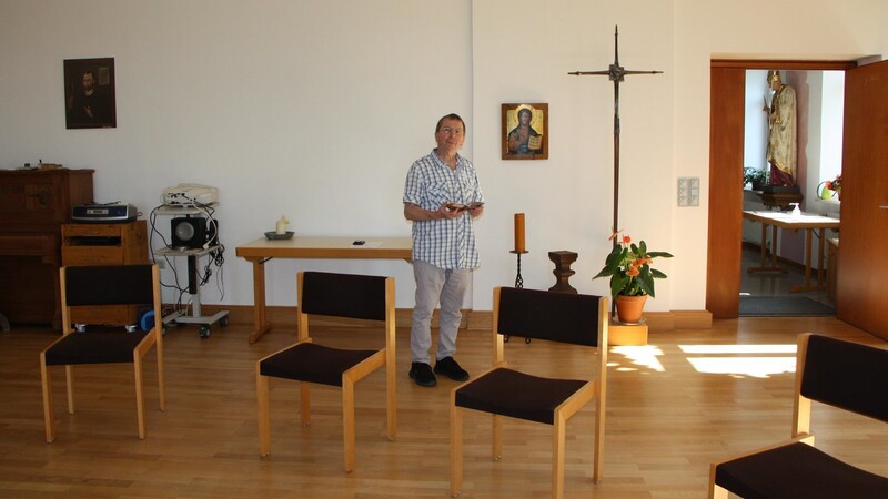 Die Stühle stehen im Kreis, die Türe ist offen: Im Alfonssaal des Klosters ist alles bereit für die Gäste, die an den Exerzitien teilnehmen. Pater Peter Renju freut sich wieder auf schöne Begegnungen und tiefgründige Gespräche.