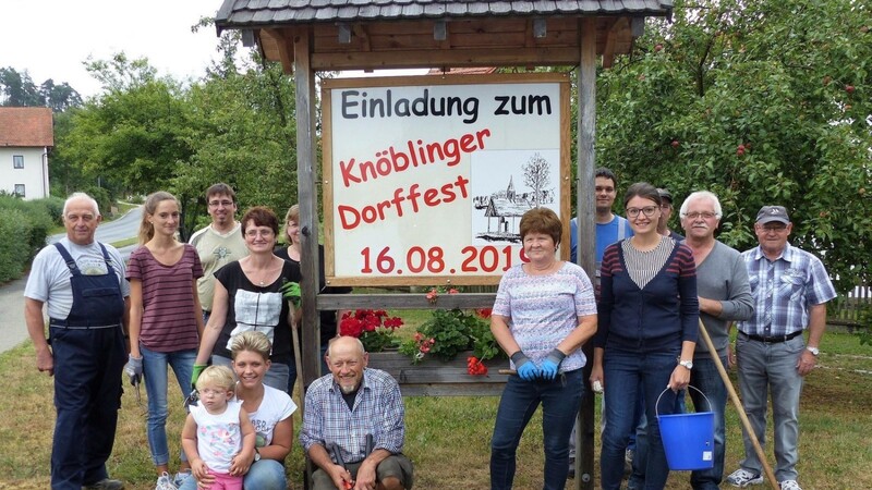 Den Ortskern von Knöbling haben Mitglieder der Dorfgemeinschaft schon herausgeputzt, nun freuen sich alle auf das 33. Dorffest am Freitag, 16. August.