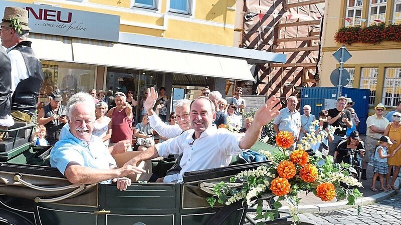 Schon beim Herbstschauumzug hatten die Freien Wähler Benno Zierer (links) und Huber Aiwanger (rechts) in der Kutsche mit Bürgermeister Josef Dollinger (2. v.r.) gut Lachen.