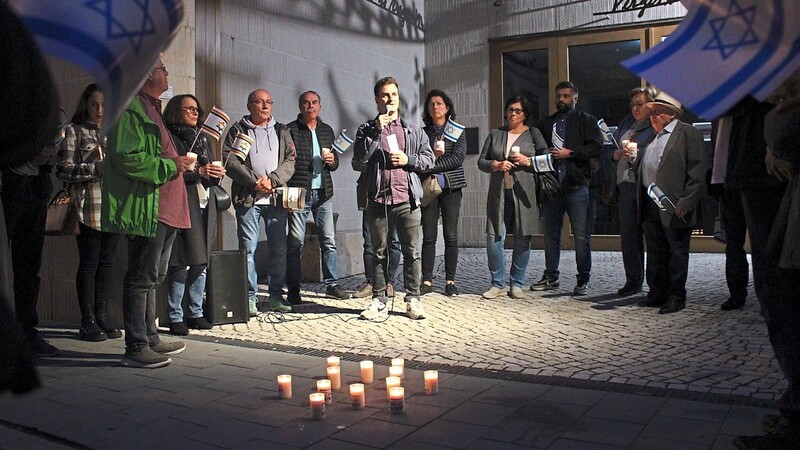 100 Regensburger folgten dem spontanen Aufruf, den Opfern des Hamas-Terrors in Israel zu gedenken.