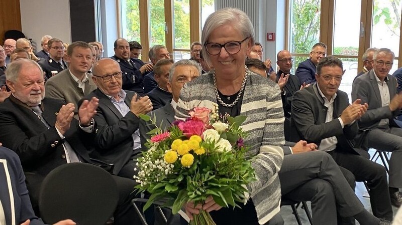 Zum Geburtstag bekommt Rita Röhrl einen Blumenstrauß von Kollnburgs Bürgermeister Herbert Preuß.