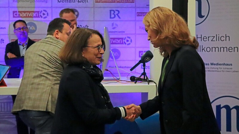 Oberbürgermeisterin Gertrud Maltz-Schwarzfischer begrüßt Tanja Schweiger in der Wahlarena der Regensburger Medien.