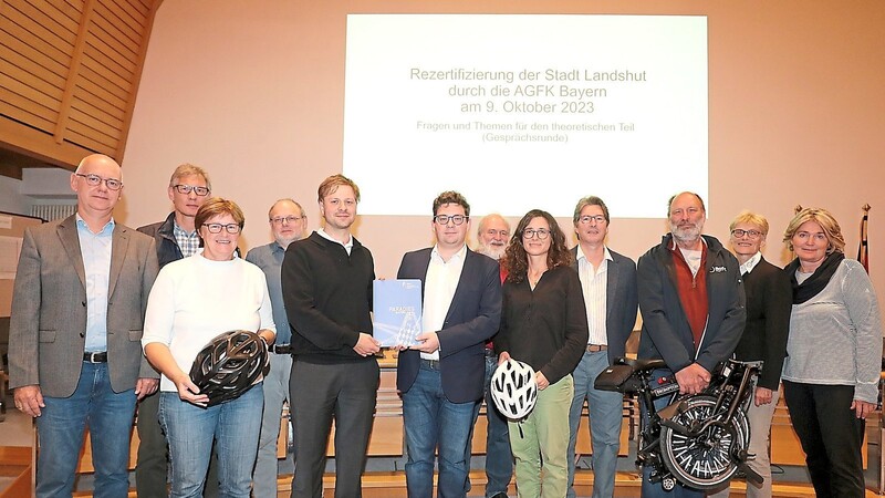 Landshut soll auch im nächsten Jahr weiter fahrradfreundliche Kommune bleiben - darüber freuen sich die Mitglieder von Verwaltung, AGFK, ADFC und Politik.