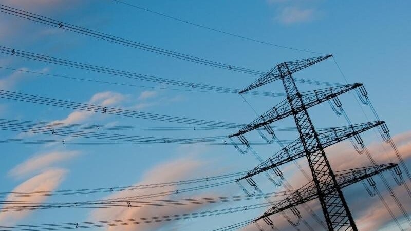 Die Netzentgelte, die rund ein Viertel des Strompreises ausmachen, werden laut Prognose im kommenden Jahr ebenfalls ansteigen.