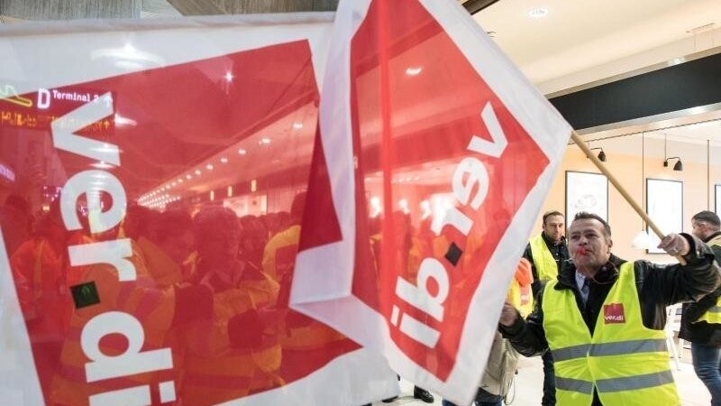 Im bayerischen Einzelhandel soll es schon in dieser Woche zu Warnstreiks kommen. Die erste Verhandlungsrunde für die rund 300.000 Tarifbeschäftigten am Dienstag offenbarte eine riesige Kluft zwischen Arbeitgebern und Gewerkschaft. (Symbolbild)