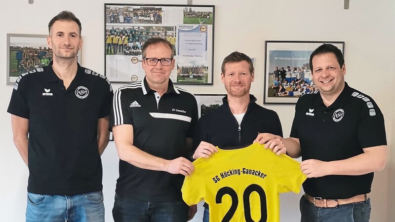Freuen sich auf die Zusammenarbeit in der kommenden Saison: Guido Friebel, SV-Ganacker-Vorsitzender Robert Pfleger, der künftige Chefanweiser Raphael Baumgartner und HSV-Vorsitzender Thomas Lorenz.