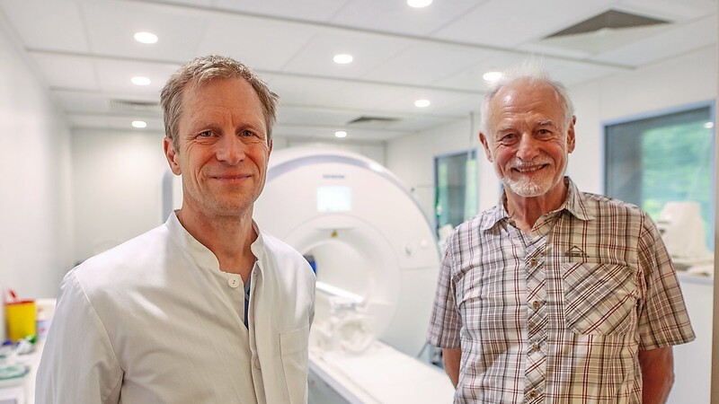 Dr. Peter Grein, Chefarzt der Neurologie und Schlaganfallmedizin an der Ilmtalklinik, mit seinem Patienten Udo Trampert im MRT.