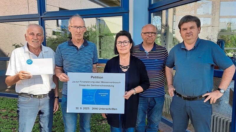 Die BI-Mitglieder (v. l.) Matthäus Faltermeier, Ralf Schramm, Olga Rubaniuk, Jens Niering und Bernd Wimmer warfen die Petition in den Briefkasten des Wasserversorgers an seinem Sitz in Au.