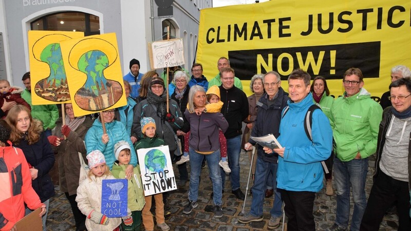 86 Bürger waren zur ersten Klima-Kundgebung "Moosburg 4 Future" gekommen. Sie wollen ein Zeichen für den Klimaschutz setzen und forderten die Politik zum Handeln auf.