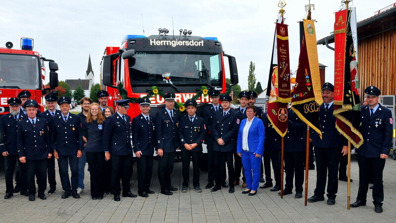 Die Herrngiersdorfer Feuerwehr mit Bürgermeisterin vor dem neuen Einsatzfahrzeug.
