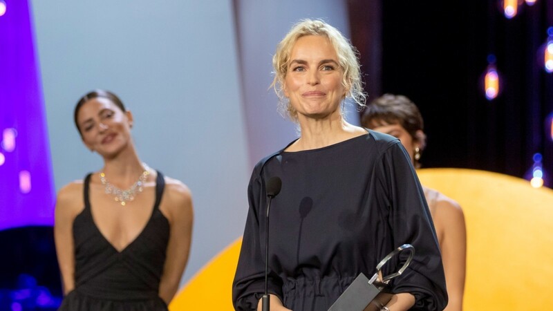 Nina Hoss hält ihre Dankesrede beim 67. Filmfestival San Sebastián