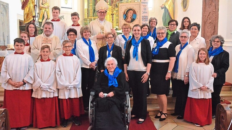 Zum Festgottesdienst war nicht nur Weihbischof Dr. Josef Graf gekommen, sondern auch die Stifterin des Erinnerungsbandes, die 97-jährige Maria Fertig.