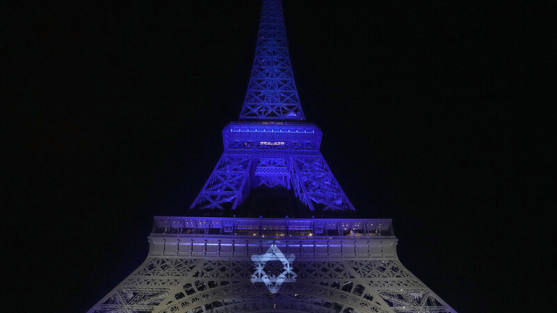 Der Eiffelturm wurde als Zeichen der Solidarität mit Israel mit der israelischen Flagge am Montag beleuchtet.