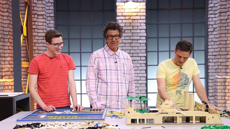 OTH-Student Julian Thoma (links) baut gemeinsam mit seinem Teampartner Matthias kreative Objekte aus Lego-Steinen. Damit überzeugte er Woche für Woche nicht nur die Jury von "Lego Masters", sondern auch Moderator Daniel Hartwich.