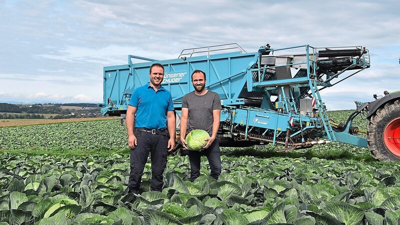 Freuen sich über die Schlagfertigkeit ihrer Erntemaschine: Josef Büngener und Martin Schuder.