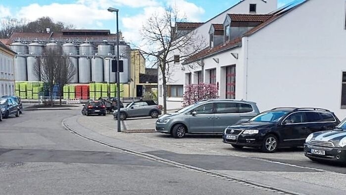 Vor der Feuerwache in Achdorf stehen die Autos zeitweise, als wäre das Areal ein ganz normaler Parkplatz.