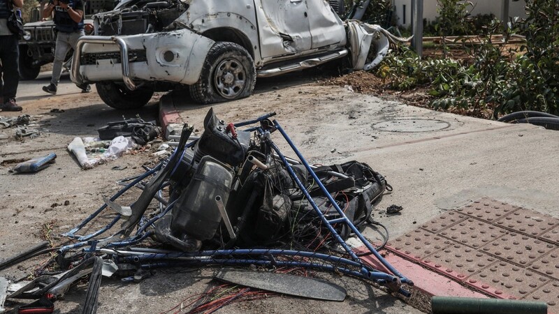 Eine Gesamtansicht der Überreste eines von der Hamas benutzten Gleitschirms liegt in der Nähe eines zerstörten Hauses.