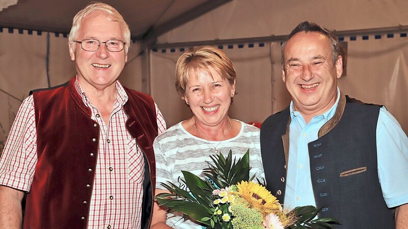 Der ehemalige Vorsitzende Helmut Lau (links) mit Ehefrau Mariele, die ihm in den 30 Jahren als "Kopf" der Peigener stets den Rücken stärkte, und dem neuen Vorsitzenden, Franz Schott (rechts).