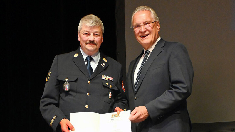 Wilfried Hausler (links) nahm die Auszeichnung von Innenminister Joachim Herrmann entgegen.