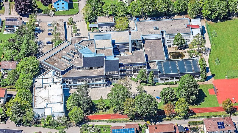 Der 50 Jahre alte Betonbau der Realschule Vilsbiburg soll durch einen Neubau ersetzt werden.