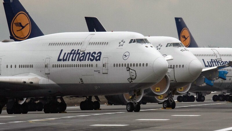 Für die geplanten Sonderflüge von Israel nach Deutschland will die Lufthansa auch zwei Großraumflugzeuge einsetzen. Am Donnerstag und Freitag sollen jeweils ein Boeing-Jumbo 747-400 (371 Plätze) von Frankfurt und ein Airbus A350 (293 Plätze) von München nach Tel Aviv starten, um dort deutsche Passagiere aufzunehmen.